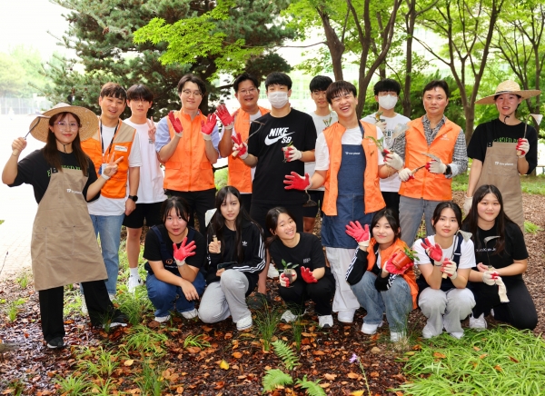 지난 19일 오후 서울 여의도중학교에서 ‘한화생명 생태정원’ 가꾸기 활동이 펼쳐졌다. 한화생명 임직원 봉사단과 서울 여의도중학교 학생들이 함께 우리나라 자생식물을 심고 가꾼 뒤 기념촬영을 하고 있다. [사진제공=한화생명]
