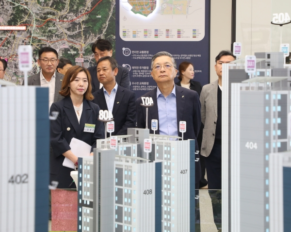 4일(금) 이한준 LH 사장(가운데)이 파주운정3 A20블록 견본주택 전시관을 찾아 준비 현황을 점검하고 있다.