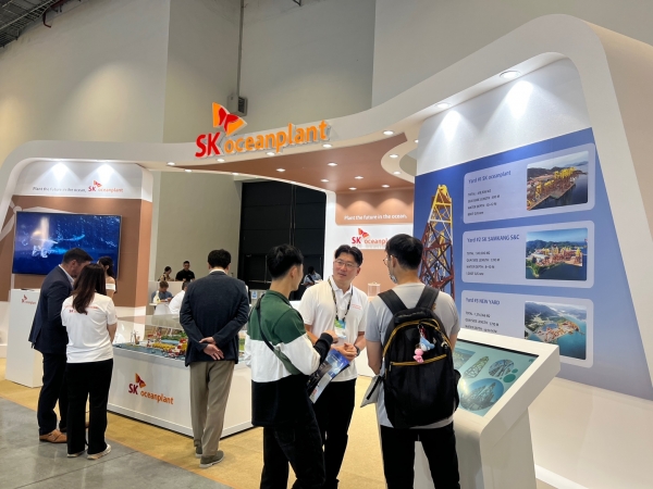 만 타이베이 난강 전시 센터에서 열린 ‘에너지 타이완(Energy Taiwan) 2024’ 전시회에 참가한 SK오션플랜트 관계자들이 부스를 찾은 관람객들과 이야기를 나누고 있다.
