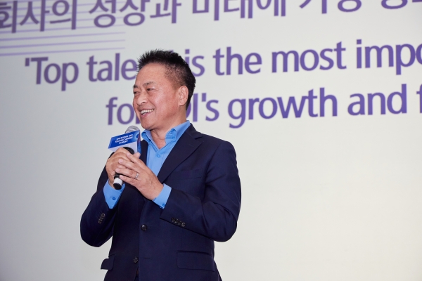 최윤호 삼성SDI 대표이사 사장이 12일(현지시간) 영국 런던에서 열린 'Tech & Career Forum'에서 환영사를 발표하고 있다. [사진=삼성SDI]