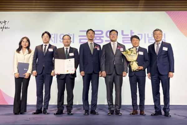 이호성 하나카드 대표이사 사장(왼쪽 세번째부터), 이복현 금융감독원장, 김병환 금융위원장이 지난 29일 제9회 금융의날 기념식에서 기념사진을 촬영하고 있다. [사진제공=하나카드]