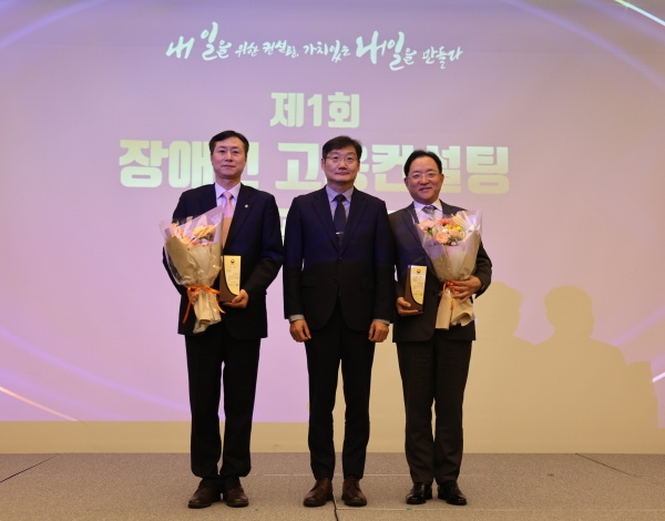 홍정표 한화생명 커뮤니케이션실 부사장(오른쪽)이 이정한 고용노동부 고용정책실장(가운데) 등과 함께 기념촬영을 하고 있다. [사진제공=한화생명]