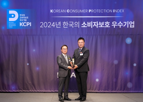 지난 4일 서울 중구 더플라자 호텔에서 열린 '2024년 한국의 소비자보호 우수기업' 시상식에서 강환 교보생명 소비자보호실장(오른쪽부터)이 한수희 한국능률협회컨설팅 대표이사와 기념촬영을 하고 있다. [사진=교보생명]
