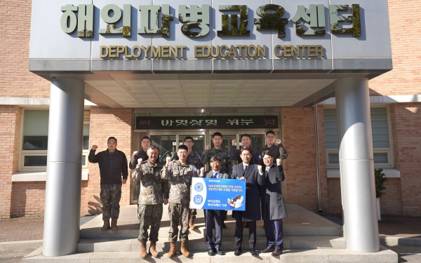 바디프랜드 김흥석 대표가 안마의자를 전달하며 기념촬영을 하고 있다. [사진=바디프랜드]
