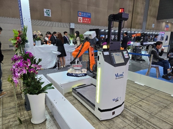 2024 로보월드에서 전시된 자율주행로봇(AMR) [사진=유일로보틱스]