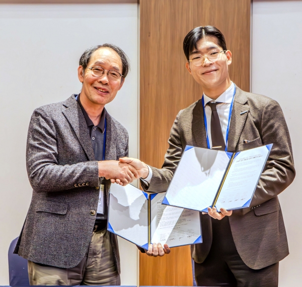 '국내외 올바른 ESG 지식 확산과 인식 향상을 위한 업무 협약' 체결식에서 고문현 ESG 학회 회장(왼쪽부터)과 민환기 마인즈그라운드 대표이사가 협약서를 들고 기념 촬영을 하고 있다. [사진=마인즈그라운드]