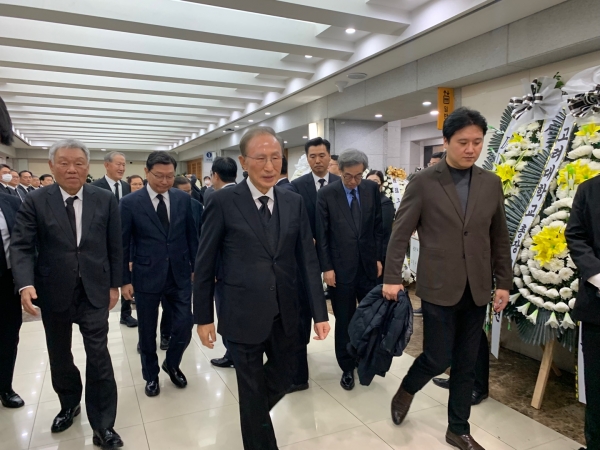 이명박 전 대통령이 4일 오후 서울대학교병원 장례식장에 마련된 GS그룹 허창수 GS그룹 명예회장 모친인 고(故) 구위숙 여사 빈소를 방문했다. [사진=공동취재단]