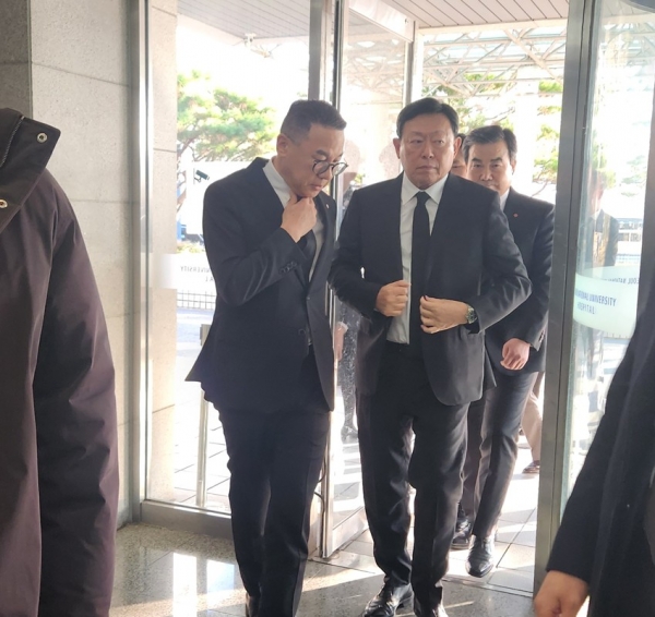 신동빈 롯데그룹 회장이 4일 오후 서울대학교병원 장례식장에 마련된 GS그룹 허창수 GS그룹 명예회장 모친인 고(故) 구위숙 여사 빈소를 방문했다. [사진=공동취재단] 