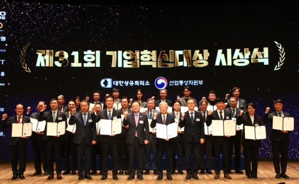 정광현 한샘 기업문화실 이사(상단 오른쪽에서 세 번째)가 기념 촬영을 하고 있다. [사진=한샘]