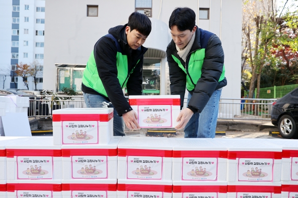 SH공사 관계자들이 나눠줄 김장 김치를 옮기고 있다.