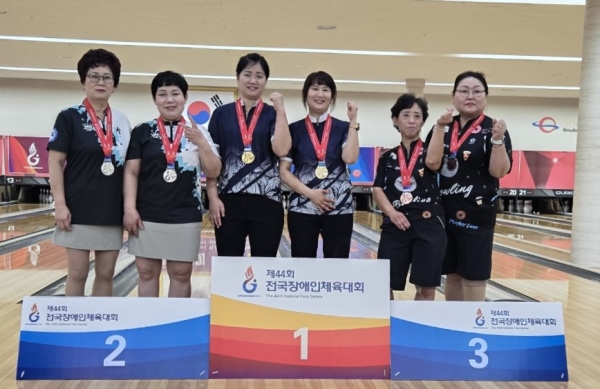 한샘 장애인스포츠단 이정선 선수(왼쪽에서 세번째)가 볼링 TPB9 여자 2인조에서 금메달을 획득했다. [사진=한샘]