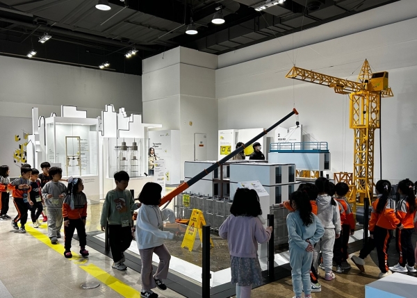 지난 6일 국립과천과학관에 마련된 건설 분야 특별기획전을 찾은 어린이 관람객 모습