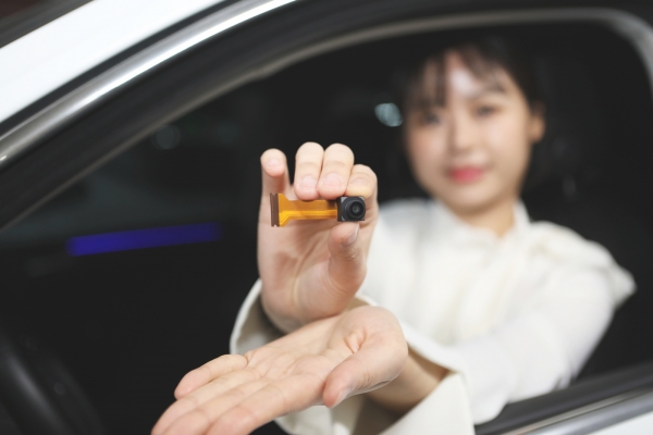[사진2] LG이노텍 직원들이 '고성능 인캐빈 카메라 모듈'을 선보이고 있다