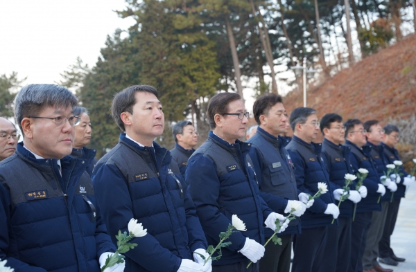 사진2. KAI 임직원이 사천 호국공원 충혼탑을 참배했다.
