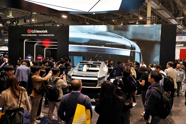 라스베이거스 컨벤션센터(LVCC) 웨스트홀에 마련된 CES 2025 LG이노텍 전시부스를 찾은 관람객들의 모습. [사진=LG이노텍]