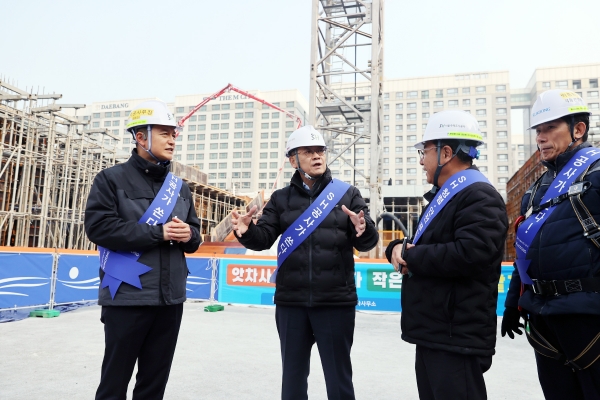 황상하 사장(왼쪽 두 번째)을 비롯한 SH공사 관계자들이 설 명절 대비 공사 대금 조기 집행 등에 대해 논의하고 있다.