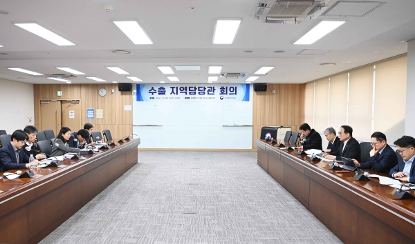 정인교 산업통상자원부 통상교섭본부장은 2025. 1. 20(월) 14:00 정부세종청사 산업부 회의실에서 미국, 중국, 아세안, EU, 중동 등 산업부 소속 수출지역 담당관이 참석한 가운데 열린 「수출지역담당관회의」를 주재하고, 인사말을 한 후 지역별 수출여건 및 리스크 등을 점검하였다.