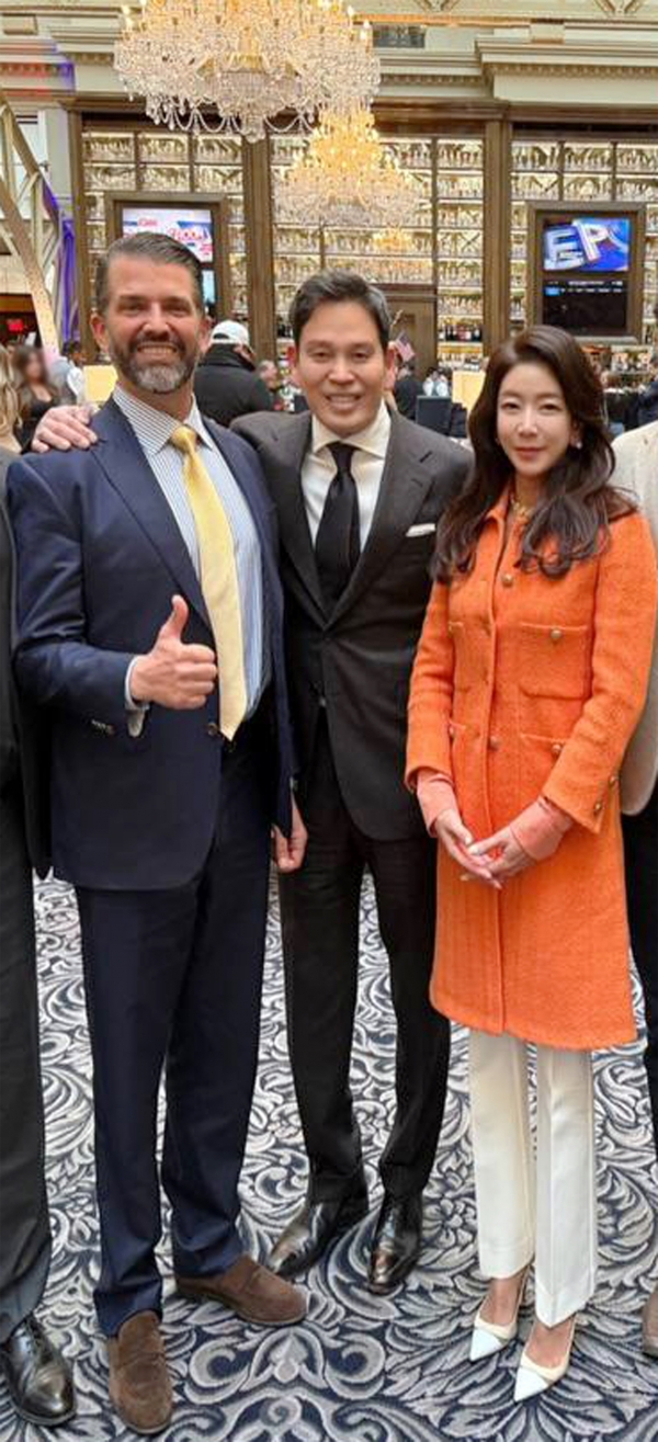 정용진 신세계그룹 회장(가운데)이 트럼프 주니어(왼쪽)와 만나 부인 한지희씨(오른쪽)를 소개 후 반갑게 사진을 찍었다. [사진=신세계]