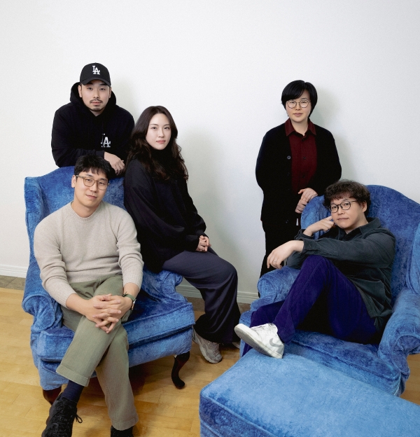 1. 호반문화재단 H아트랩 3기 작가 단체사진  (사진 왼쪽부터 윤태준, 이지웅, 조은솔, 박소영, 강상우 작가)