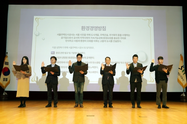 정예지 대리(왼쪽부터), 한상욱 노동이사, 이성재 노조위원장, 황상하 사장, 설재훈 노동이사, 김준하 대리가 ESG 환경 경영 실천을 선언하고 있다.
