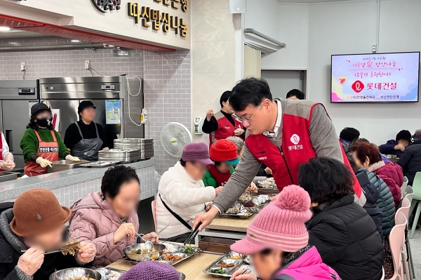 롯데건설 샤롯데 봉사단이 홀몸·재가 어르신 대상 ‘이웃옆愛 밥상나눔’ 봉사활동에 참여하고 있다