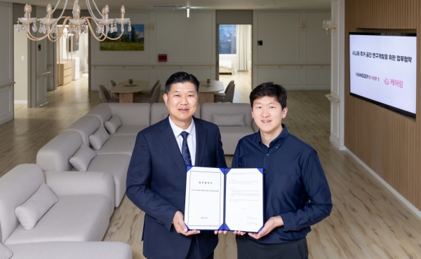 지난 12일 경기도 화성에 위치한 케어링스테이 레이크점에서 이승준 한샘 이사(좌측)와 김태성 케어링 대표(우측)이 기념 사진을 촬영하고 있다. [사진=한샘]
