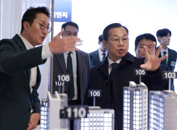 포스코이앤씨 정희민 사장(오른쪽 첫번째)이 지난 4일 성남 은행주공 재건축사업 현장을 방문해 수주활동을 지휘하고 있다. 포스코이앤씨 제공