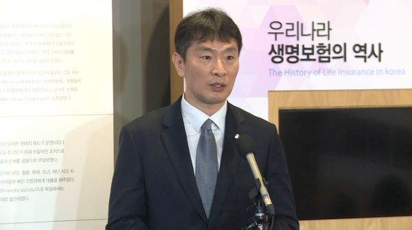 이복현 금융감독원장이 27일 서울 광화문 생명보험교육센터에서 열린 보험사 최고경영자(CEO) 간담회 직후 기자들과 만나 질의응답 시간을 가졌다. [사진=팍스경제TV]