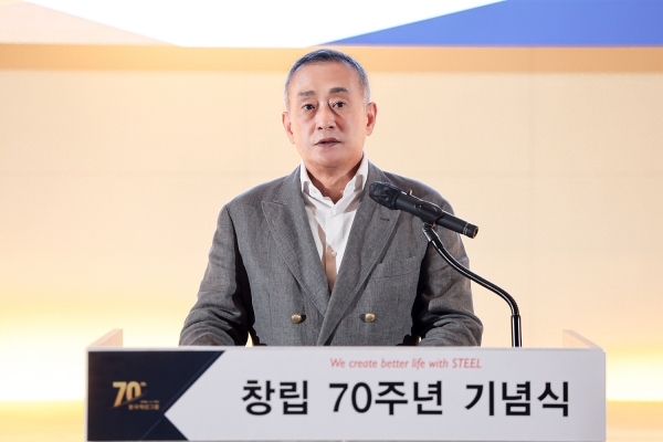 장세주 동국제강그룹 회장이 ‘동국제강그룹 창립 70주년 기념식’에서 임직원에게 기념사를 전하고 있다.[사진=동국제강그룹]