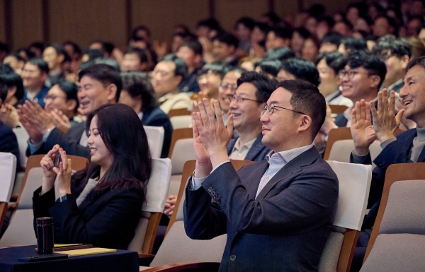 지난 9일 경기도 이천 LG인화원에서 열린 LG 어워즈에서 구광모 (주)LG 대표가 수상팀을 축하하며 격려하고 있다. [사진=LG]