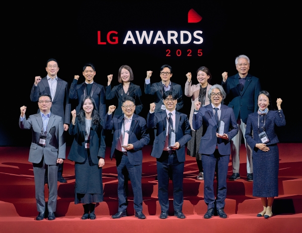 지난 9일 경기도 이천 LG인화원에서 열린 LG 어워즈에서 구광모 (주)LG 대표(뒷줄 왼쪽 첫번째)가 고객 대표, 수상자들과 기념 촬영을 하고 있다 [사진=LG]