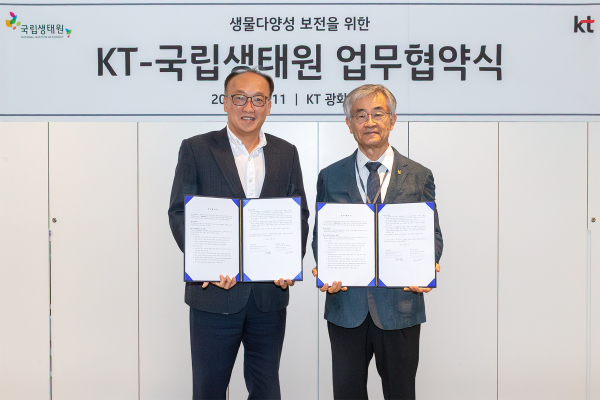 11일 서울 종로구 KT광화문빌딩 East에서 열린 생물다양성 보전 업무협약식 후 KT ESG경영추진실장 오태성 상무(왼쪽)와 권영한 생태기후연구본부장이 기념촬영을 하고 있다. [사진=KT]