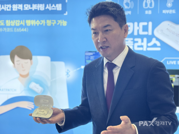 ▲KHF 2025 현장에서, 박희봉 동아에스티 디지털헬스케어사업부장이 '하이카디' 제품 소개를 하고 있다.