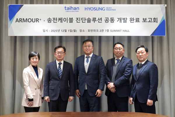 효성중공업과 대한전선이 통합 전력 솔루션 개발 보고회를 가지고 기념사진을 촬영했다. (왼쪽부터) 효성중공업 유인정 상무, 권기영 전무, 대한전선 임익순 상무, 홍동석 상무, 강지원 고문[사진 효성중공]