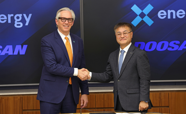 미국 현지시각 11일 워싱턴 D.C.에서 열린 SMR 핵심소재에 대한 예약계약 체결식에서 클레이 셀 엑스-에너지 사장(왼쪽)과 김종두 두산에너빌리티 사장이 기념촬영을 하고 있다. [사진 = 두산에너빌리티]