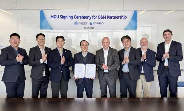 이영조 한국중부발전 사장(왼쪽에서 네 번째)이 미국 현지 발전소 운영정비(O&M) 전문기업과 가스복합발전사업 파트너쉽 구축을 위한 업무협약을 체결하고 기념사진을 촬영하고 있다. [사진=한국중부발전]