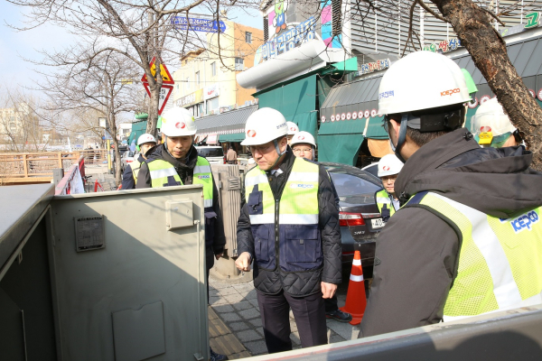 전력설비 현장점검_가운데 정치교 한전 안전&영업배전부사장 [사진=한전]