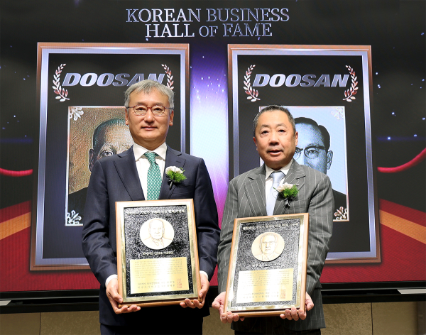 24일 서울 이화여대 경영대학 60주년 기념홀에서 열린 ‘대한민국 기업가 명예의 전당’ 헌액식에서 박정원 두산그룹 회장(오른쪽)이 헌액 기념패를 들고 양희동 한국경영학회 회장(왼쪽)과 함께 기념촬영을 하고 있다. [사진=두산]
