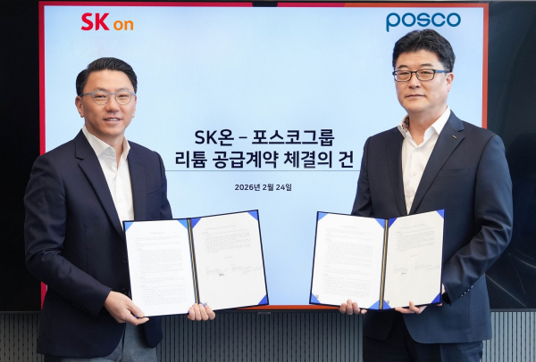 이재영 포스코홀딩스 에너지소재사업실장(우측)과 박종진 SK온 전략구매실장이 24일(화) 오전 서울 종로구 SK온 그린캠퍼스에서 리튬 장기구매 계약 체결 후 기념촬영을 하고 있다. [사진=포스코홀딩스]