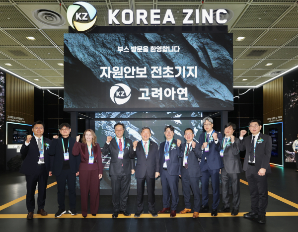이철규 국회 산자위원장(왼쪽5번째), 김기준 고려아연 부사장(왼쪽4번째), 엄기천(왼쪽6번째) 한국배터리산업협회장 등이 인터배터리 개막 당일 고려아연 부스 투어를 마친 뒤 기념촬영 하는 모습 [사진=고려아연]