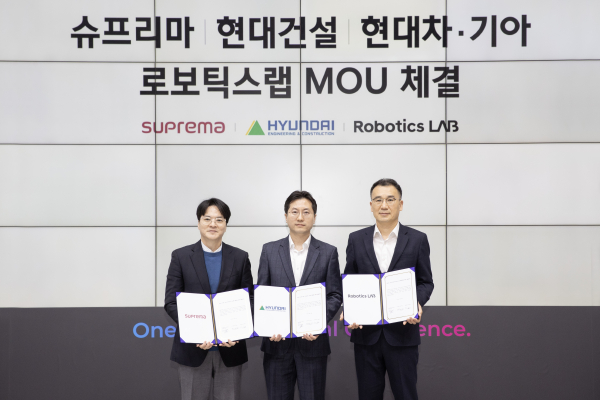 오승민 현대건설 상무 (중앙)와 최리군 현대차·기아 로보틱스랩 상무(오른쪽), 김한철 슈프리마 대표가 MOU 체결 후 기념촬영 하고 있다. [사진=현대건설]
