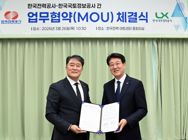 한전-LX 업무협약 체결식. (왼쪽)이주화 LX 부사장과 (오른쪽) 정치교 한전 안전영업배전부사장