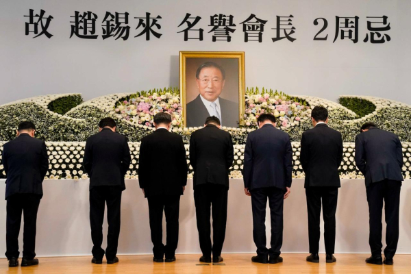 29일 서울 마포구 효성 마포본사에서 열린 고 조석래 효성 명예회장 2주기 추모식에서 효성 임직원들이 헌화 후 묵념을 하고 있다. [사진=효성]