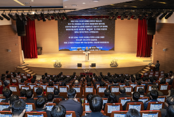 이영조 한국중부발전 사장이 신입사원 축사를 하고 있다. [사진=한국중부발전]