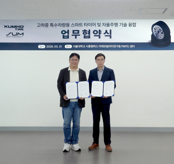 지난달 31일 에스유엠 본사에서 열린 협약식에서 금호타이어 연구개발본부장 김영진 전무(사진 오른쪽)와 에스유엠 현영진 대표이사(사진 왼쪽)가 기념 사진을 촬영하고 있다.  [사진=금호타이어]