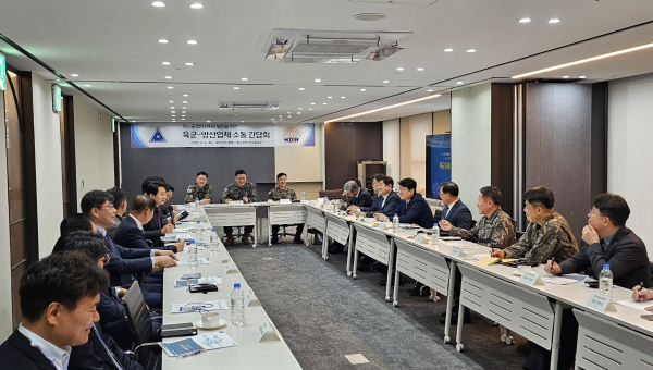 2일 서울 용산구 나인트리 프리미어 로카우스 호텔에서 육군본부 군수참모부 주관 ‘MRO 민군 협력 발전을 위한 방산업체 소통 간담회’가 진행되고 있다. [사진=한화에어로스페이스]