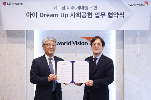 2일 서울 여의도 월드비전 본사에서 조백수 LG이노텍 경영지원담당(상무, 오른쪽)과 나윤철 월드비전 나눔사업부문장(CMO, 왼쪽)이 베트남 ‘아이 Dream Up’ 사회공헌 사업에 대한 업무협약서를 들고 기념 사진을 촬영하고 있다. [LG이노텍]