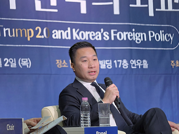 2일 세종연구소에서 개최된 제41회 세종국가전략포럼에서 발언 중인 알렉스 웡 한화그룹 CSO [사진=한화]