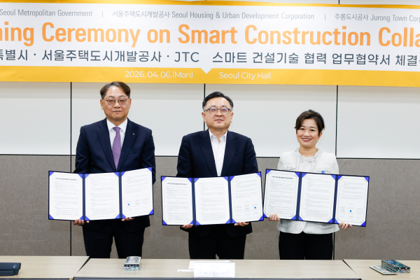 황상하 SH 사장(왼쪽 첫 번째), 김성보 서울시 행정2부시장(두 번째), 재클린 포 주롱도시공사 사장이 협약 체결 후 기념촬영 하고 있다. [사진=SH]
