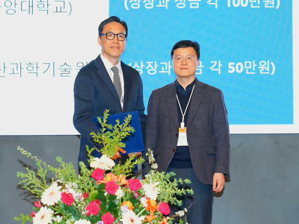 한화토탈에너지스 오상준 연구소장(좌)이 9일 대전컨벤션터에서 열린 2026년도 한국고분자학회 춘계총회 및 학술대회에서 한화고분자학술상 수상자로 선정된 박철민 연세대학교 신소재공학과 교수(우)에게 상패와 연구지원금을 전달하고 있다. [사진=한화토탈에너지스]